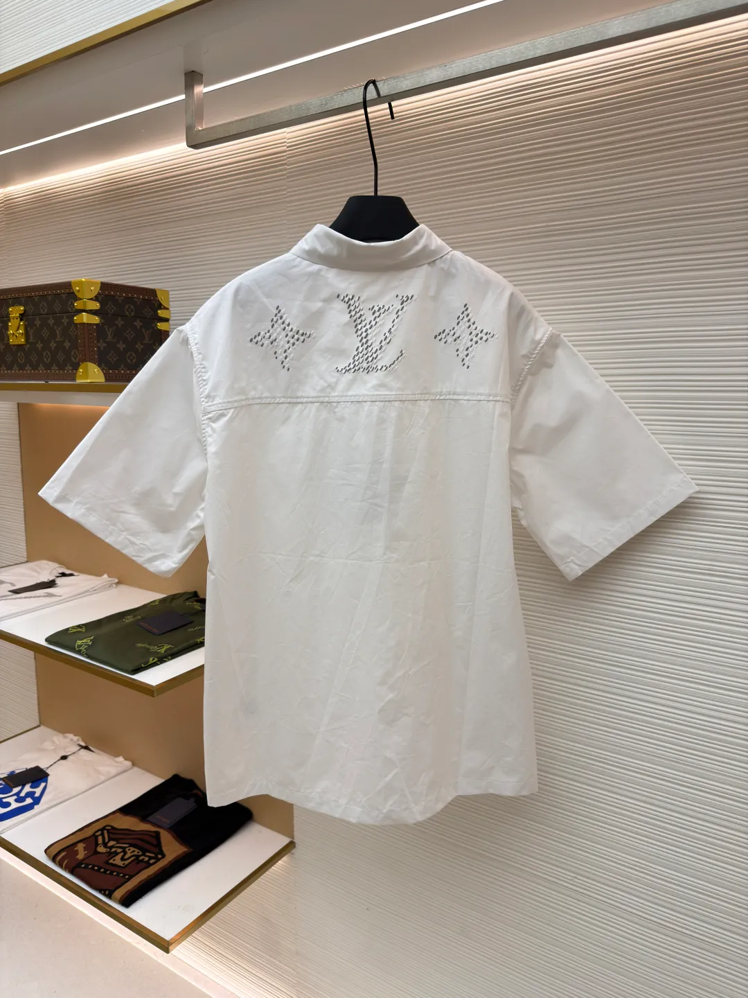 LOUIS VUITTON monogram printed short-sleeved shirt ●Original version: Purchased and developed by 9835 ●Item number: 1680421-A35 ●Fabric: silk fabric ●Technology: printing production ●Version: fitted version ●Weight: about 245 grams ●Size: S-M-L-XL ●Description: Poplin is a classic cotton fabric characterized by a large density difference between warp and weft yarns, forming a fine diamond-shaped grainy texture. This structure not only gives the fabric a refreshing and breathable wearing feel, but also ensures that its texture is light and thin but has a crisp texture, avoiding the shortcomings of ordinary thin cotton that easily collapses, perfectly supporting the neat silhouette of the shirt, while maintaining the unique skin-friendly comfort of cotton. The chest is decorated with a release printing process; it is neither too loose nor deliberately slim, aiming to create a clean silhouette and is extremely tolerant to the body shape. The standard length ensures that the hem can be tucked into trousers or hang naturally, meeting a variety of wear needs, including formal and casual. The overall wiring is straight and delicate, the fabric is comfortable and soft, and the color is consistent without color difference. It can be matched with the same style to create a fashionable look and control various occasions. Customized accessories, complete with three standards, same style for men and women!